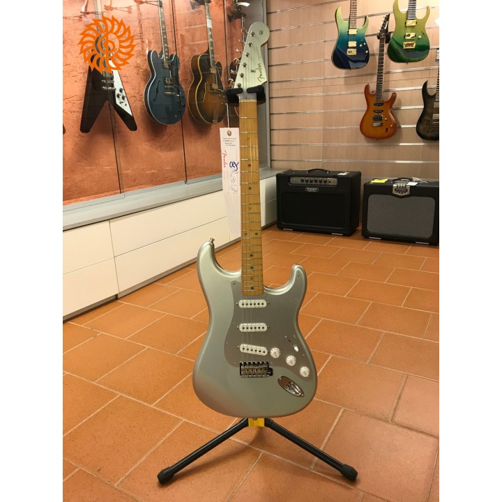 Acquista FENDER H.E.R. Stratocaster, Maple Fingerboard, Chrome Glow online | Merula Strumenti Musicali