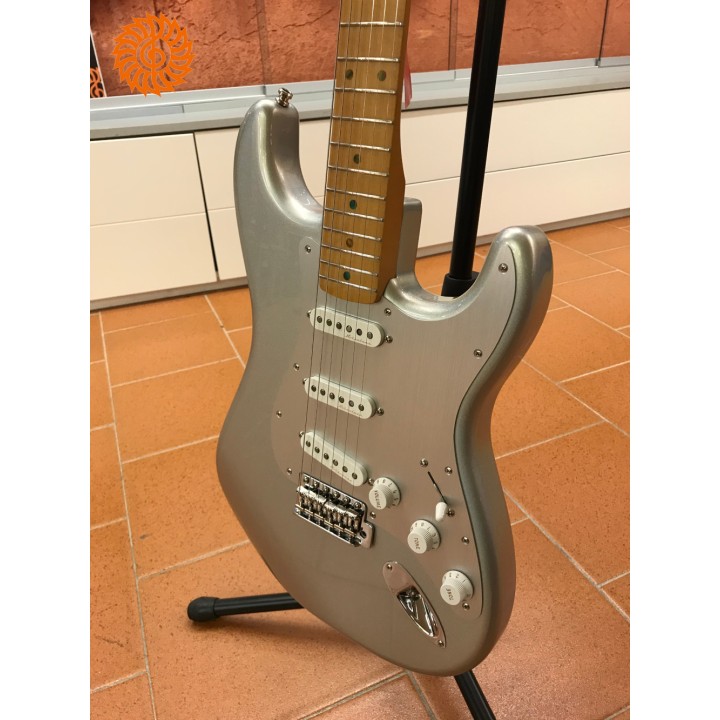 Acquista FENDER H.E.R. Stratocaster, Maple Fingerboard, Chrome Glow online | Merula Strumenti Musicali