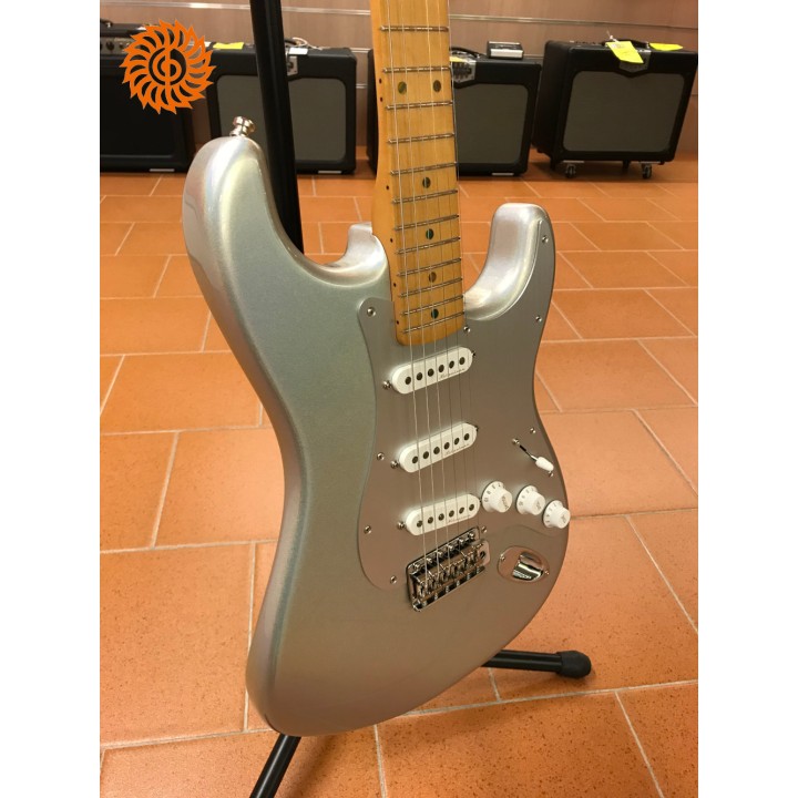 Acquista FENDER H.E.R. Stratocaster, Maple Fingerboard, Chrome Glow online | Merula Strumenti Musicali