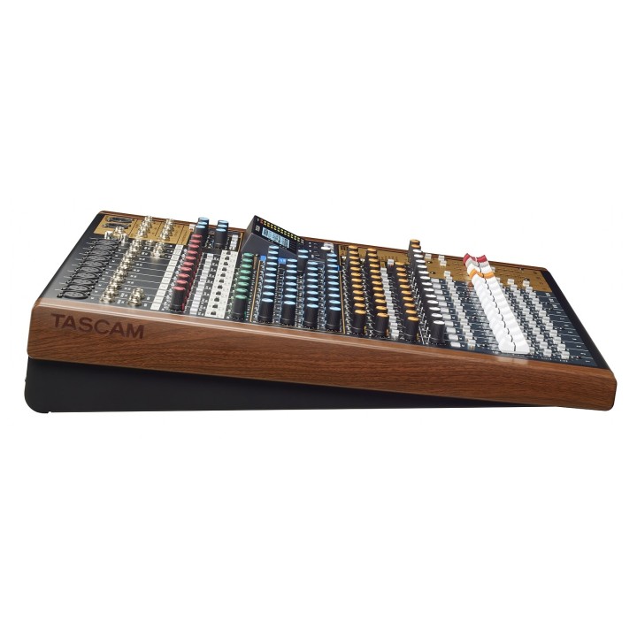 Acquista TASCAM Model 16 online | Merula Strumenti Musicali