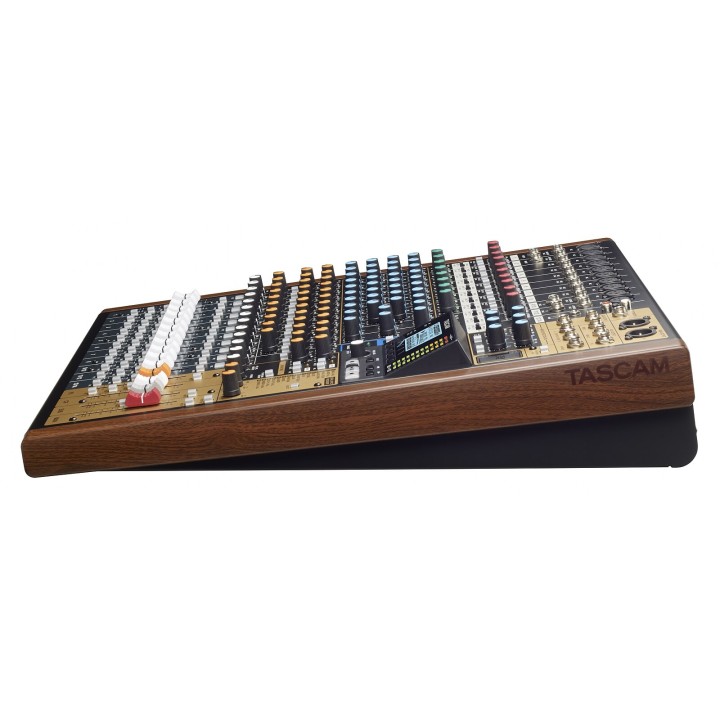 Acquista TASCAM Model 16 online | Merula Strumenti Musicali