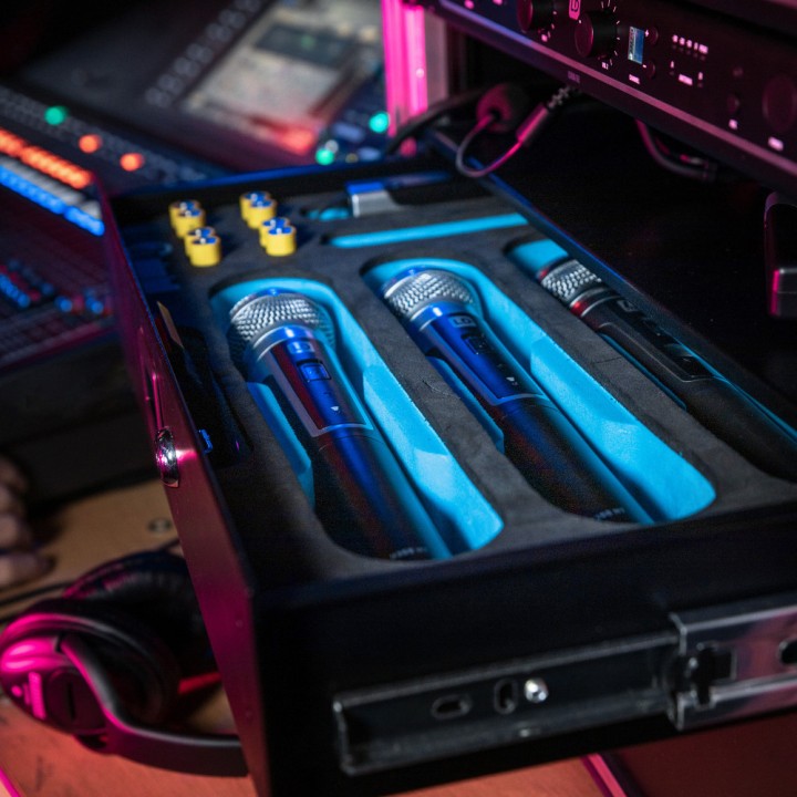 Acquista ADAM HALL 87402MI Inserto porta-microfoni per Rack 19'' online | Merula Strumenti Musicali