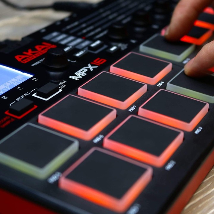 Acquista AKAI MPX16 online | Merula Strumenti Musicali