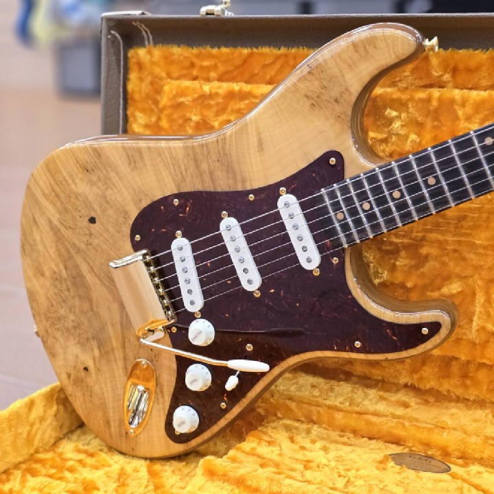 Acquista FENDER Artisan Maple Burl Strat Nos, Ebony Madagascar Fingerboard, Aged Natural - Cu online | Merula Strumenti Musicali