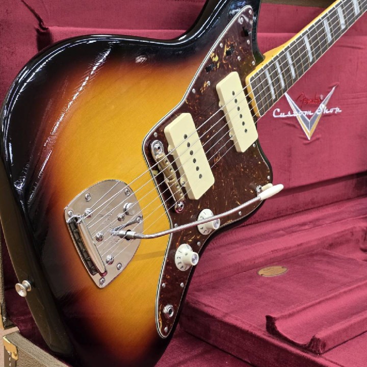 Acquista FENDER 1967 Jazzmaster DLX Closet Classic, 3A Rosewood Fingerboard, 3-Color Sunburst online | Merula Strumenti Musicali