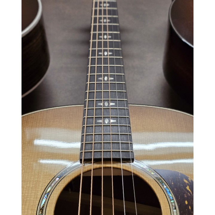 Taylor - 517e Urban Ironbark, Torrefied Sitka