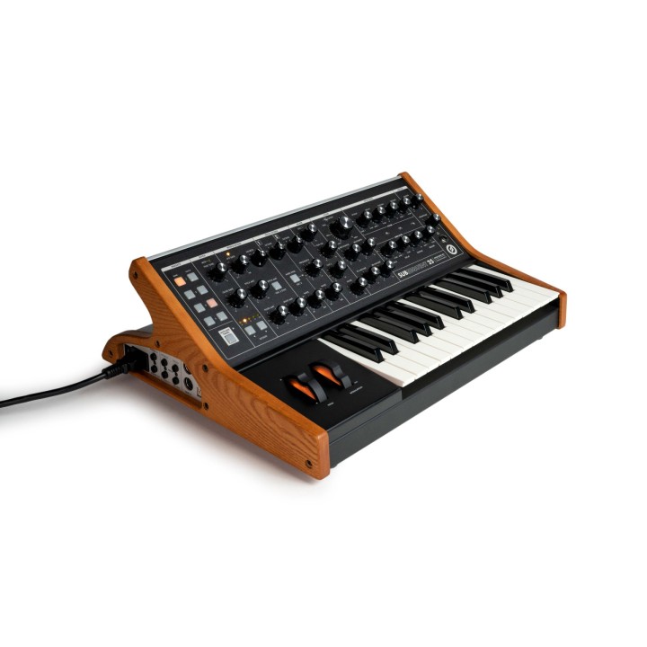 moog-usic-subsequent-25-synth