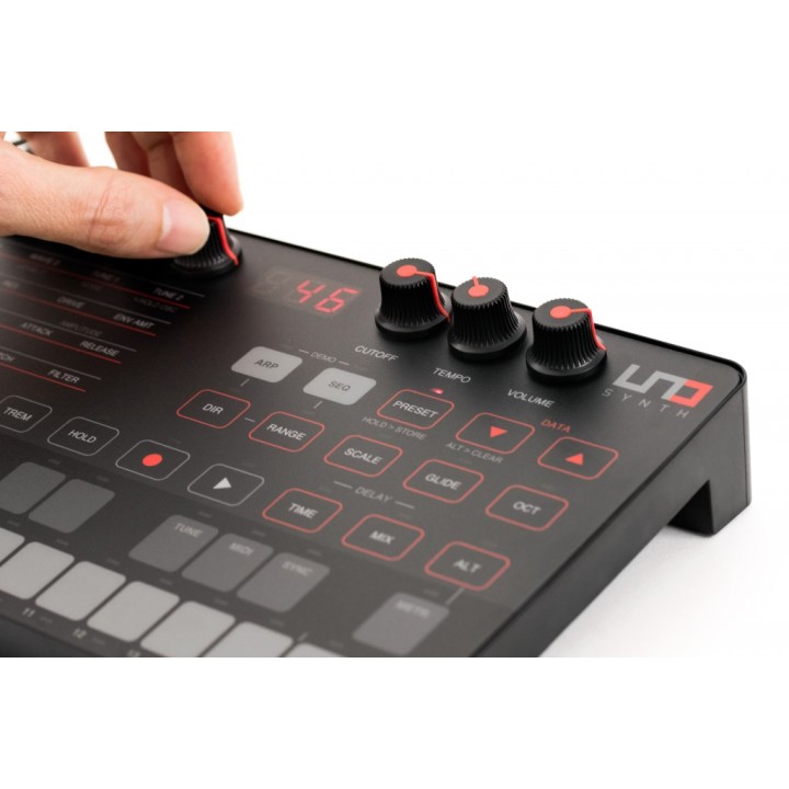 ik multimedia uno synth sintetizzatore analogico